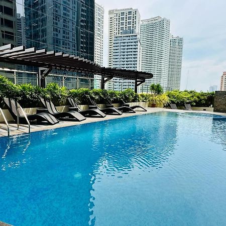 One Bedroom With Balcony By Christine Suites Ph In Greenbelt Radisson Makati City Dış mekan fotoğraf