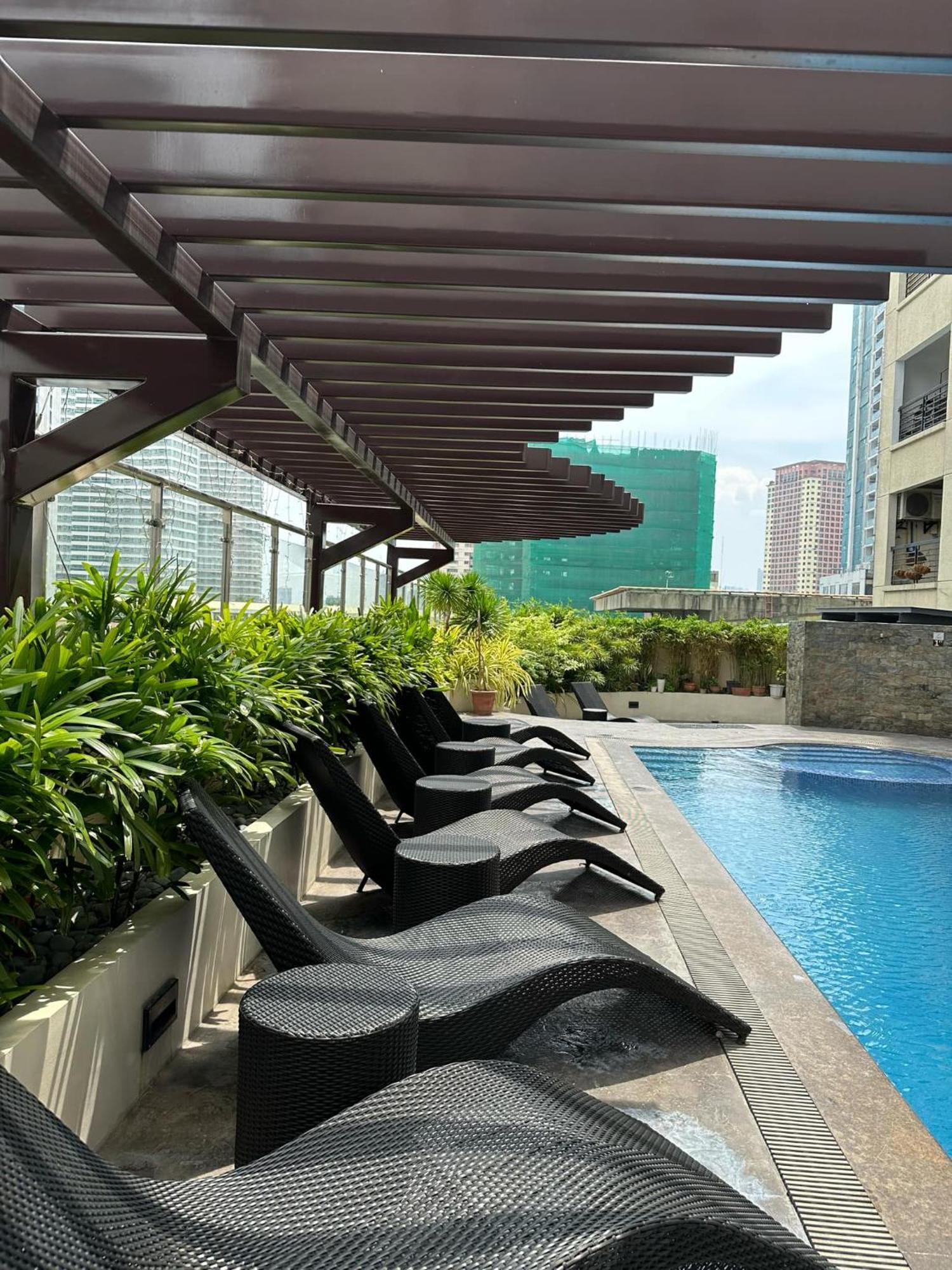 One Bedroom With Balcony By Christine Suites Ph In Greenbelt Radisson Makati City Dış mekan fotoğraf
