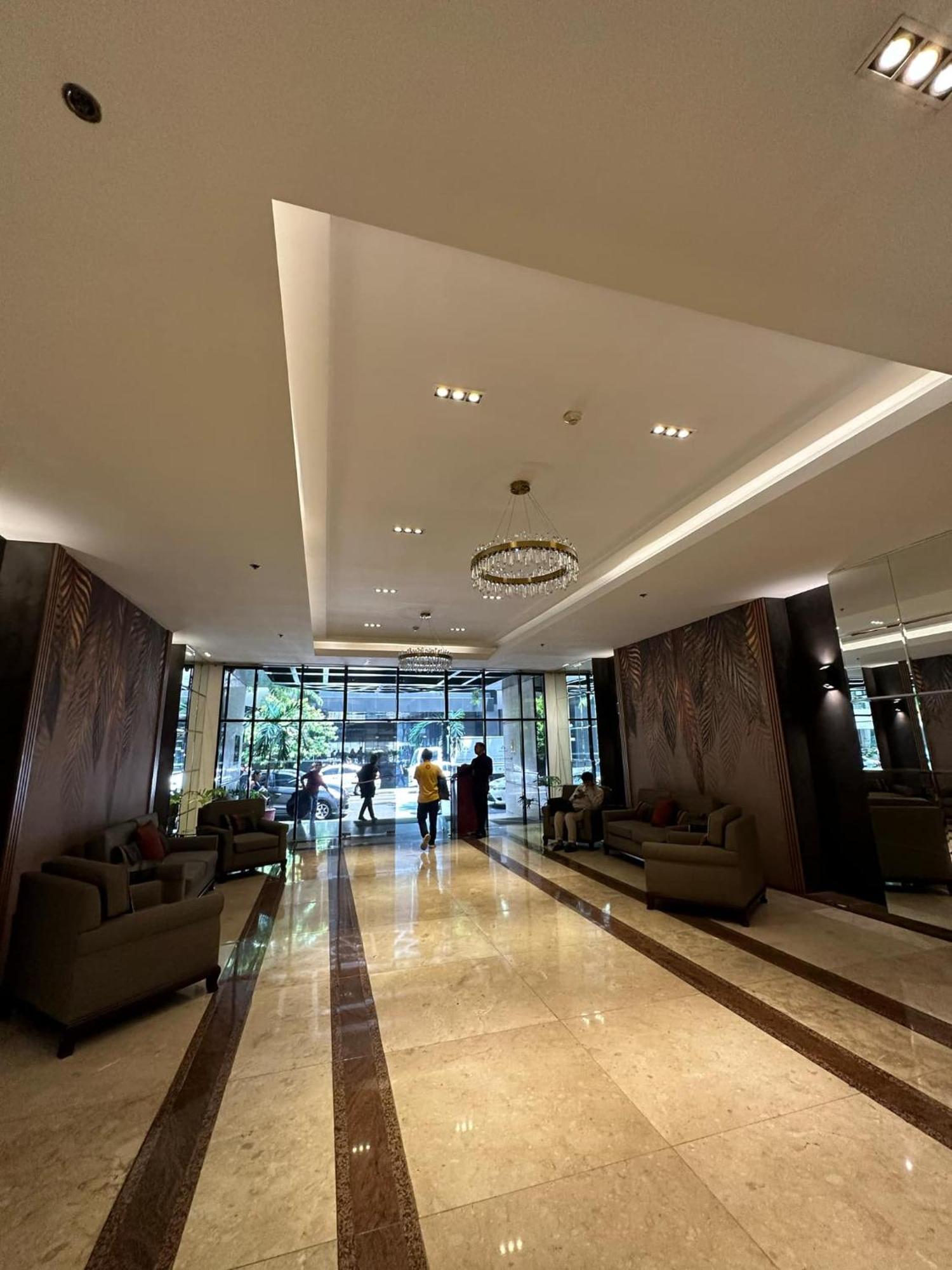 One Bedroom With Balcony By Christine Suites Ph In Greenbelt Radisson Makati City Dış mekan fotoğraf