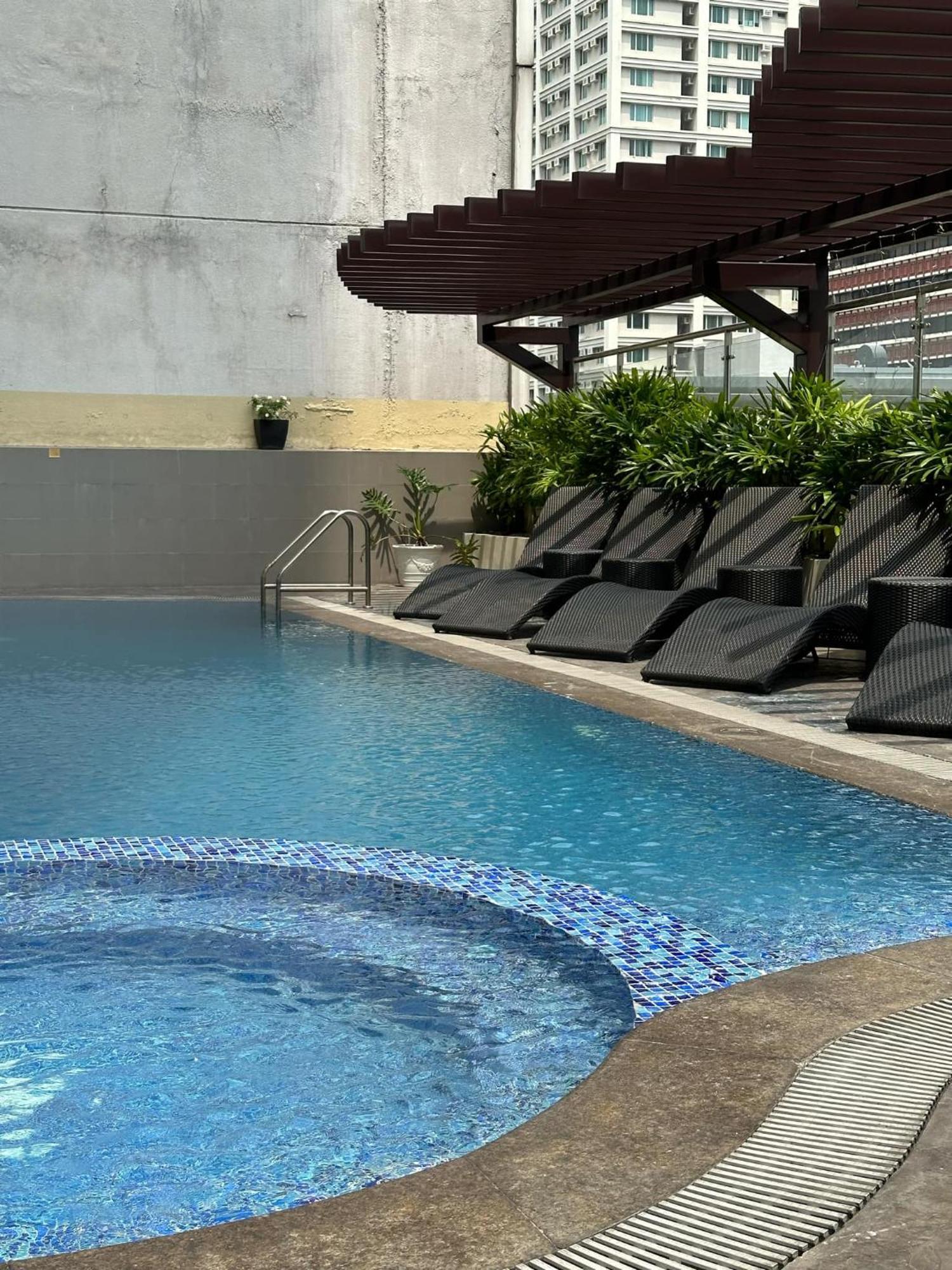 One Bedroom With Balcony By Christine Suites Ph In Greenbelt Radisson Makati City Dış mekan fotoğraf