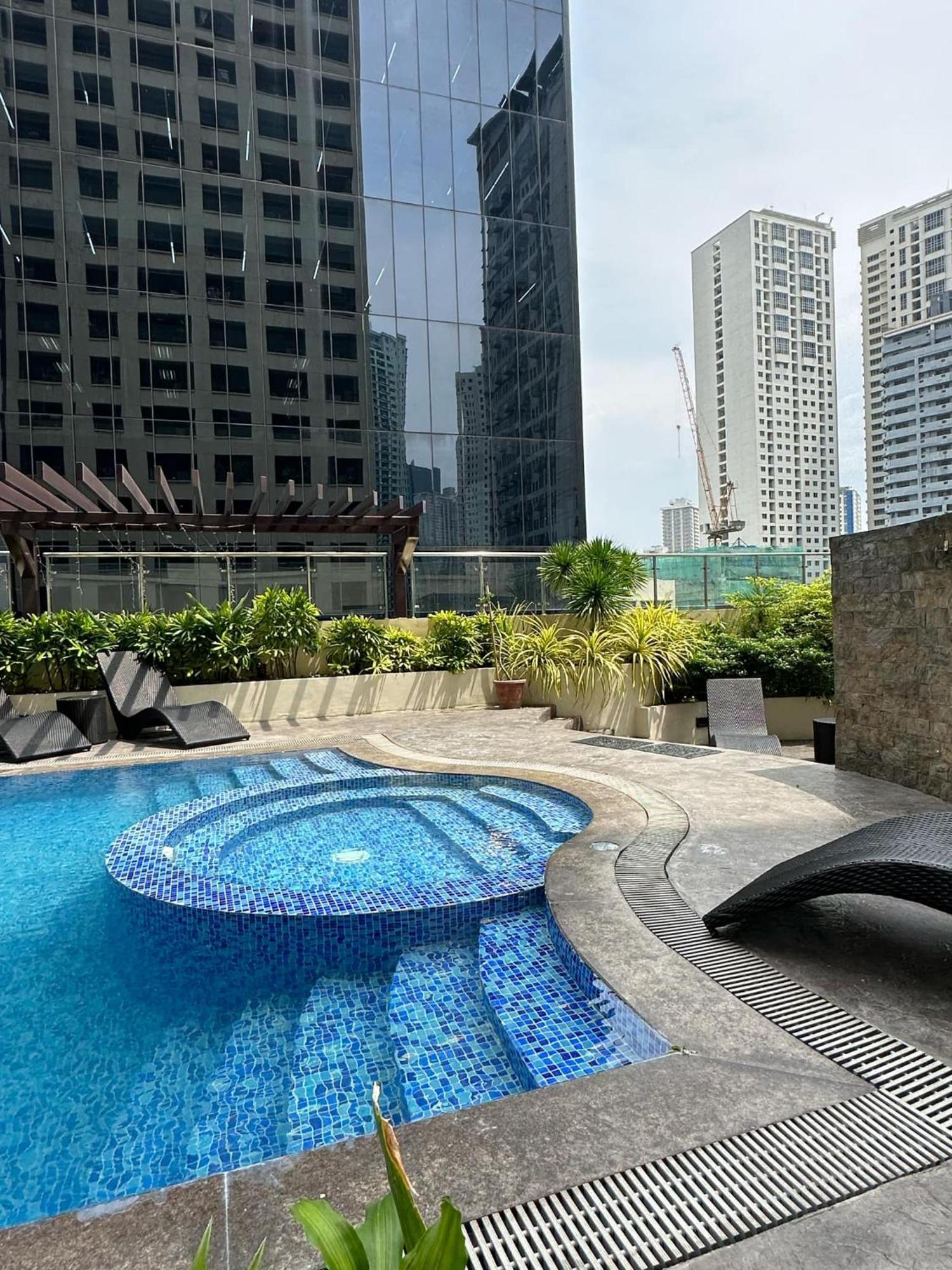 One Bedroom With Balcony By Christine Suites Ph In Greenbelt Radisson Makati City Dış mekan fotoğraf
