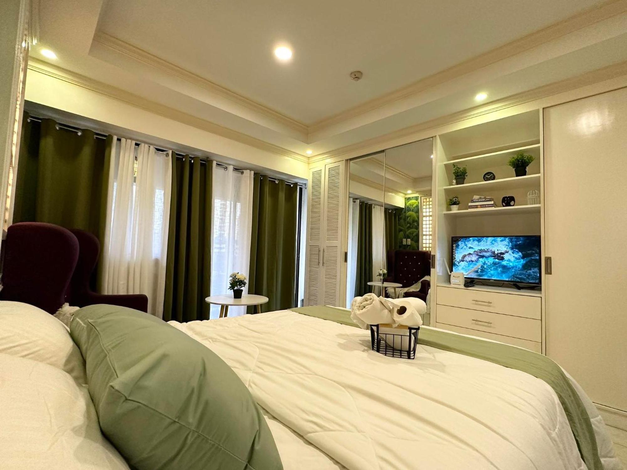 One Bedroom With Balcony By Christine Suites Ph In Greenbelt Radisson Makati City Dış mekan fotoğraf
