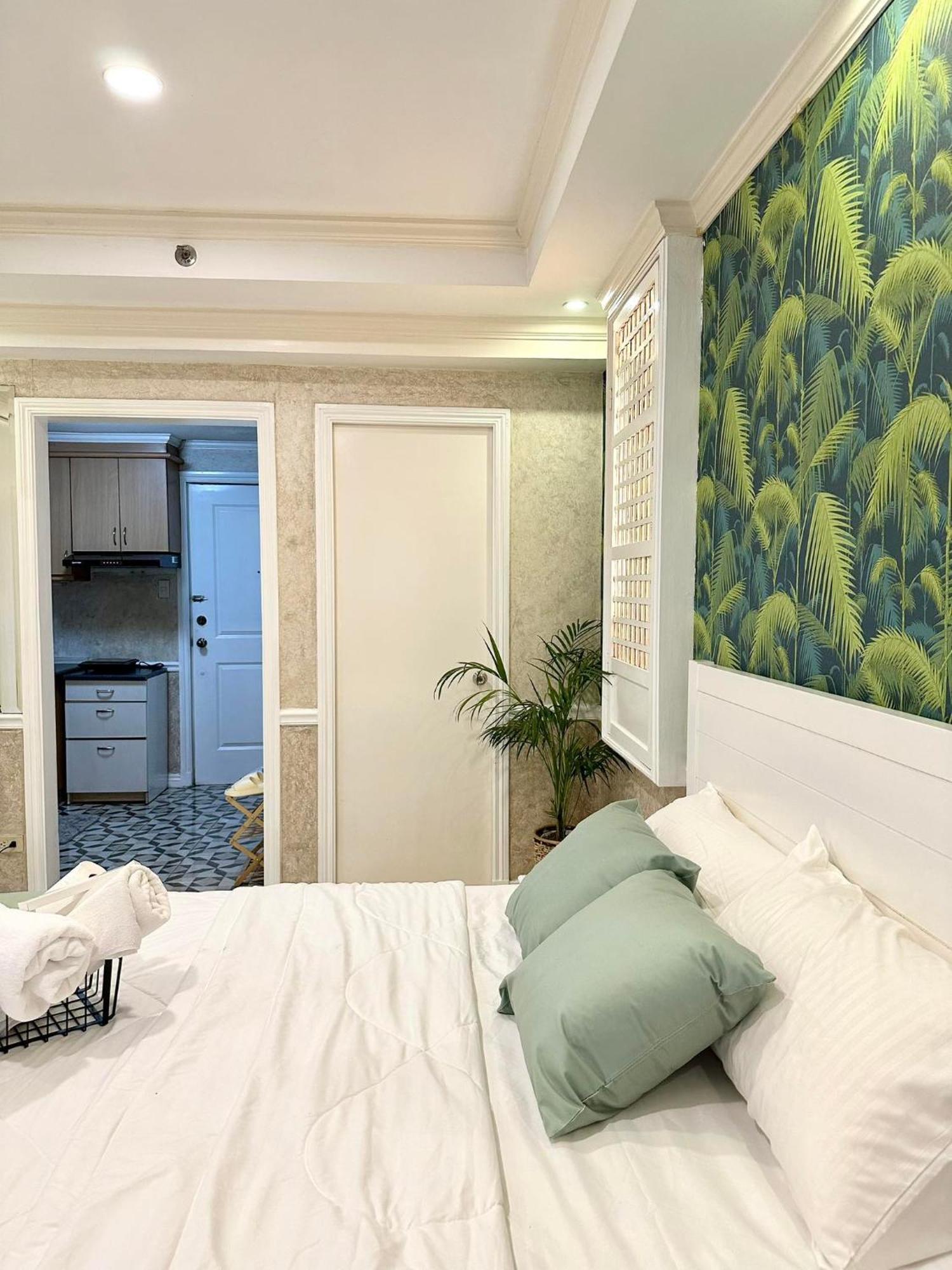 One Bedroom With Balcony By Christine Suites Ph In Greenbelt Radisson Makati City Dış mekan fotoğraf