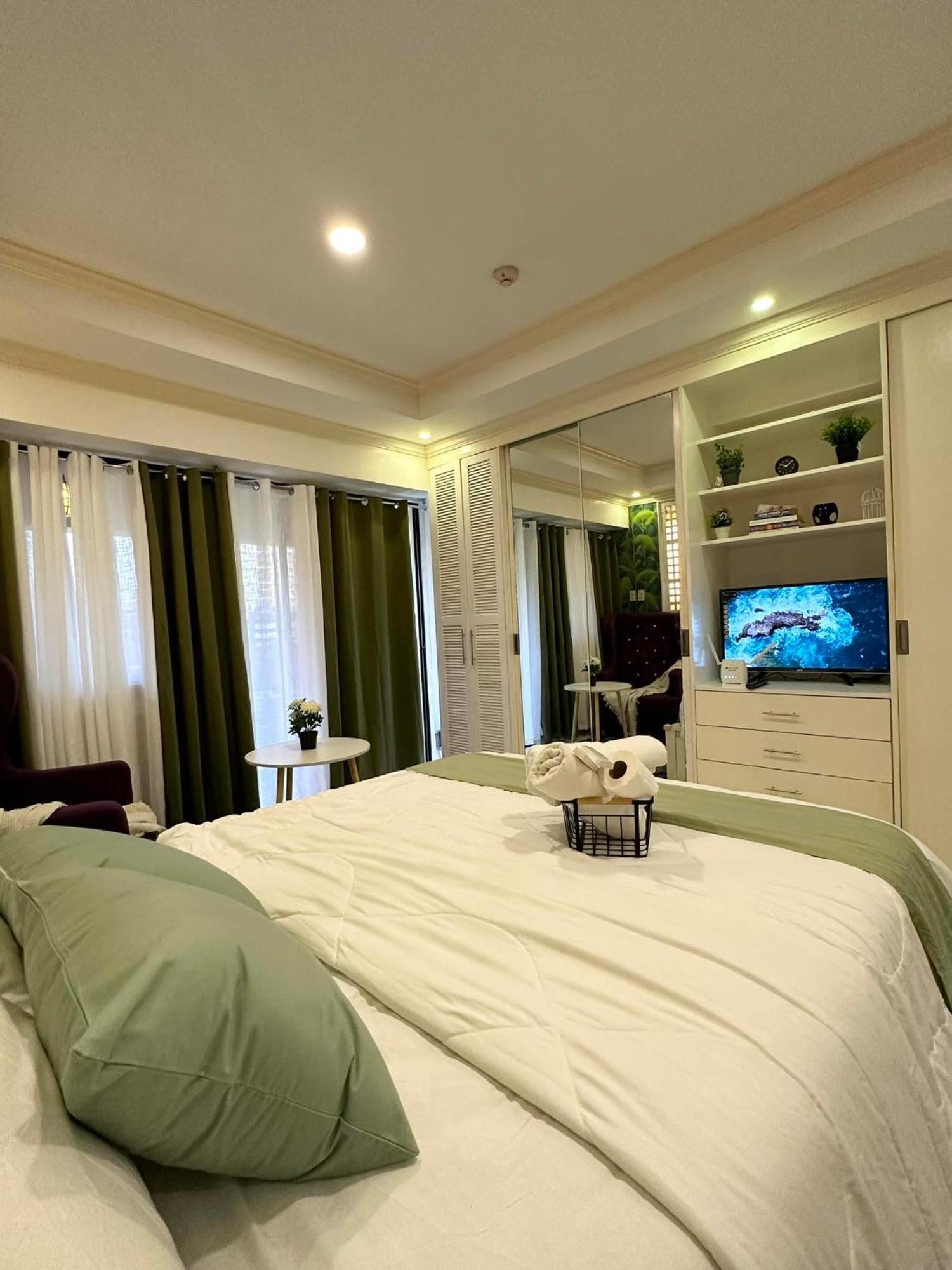 One Bedroom With Balcony By Christine Suites Ph In Greenbelt Radisson Makati City Dış mekan fotoğraf