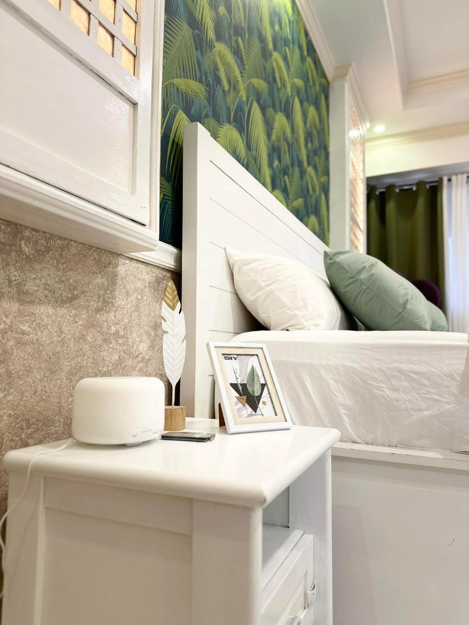 One Bedroom With Balcony By Christine Suites Ph In Greenbelt Radisson Makati City Dış mekan fotoğraf