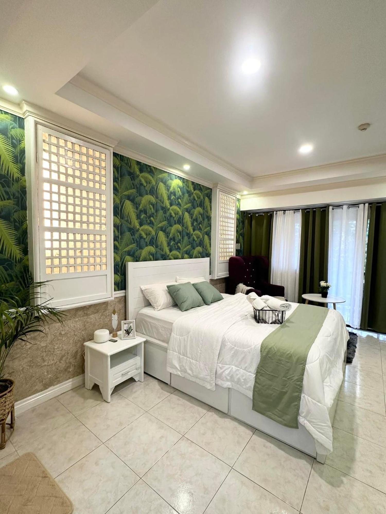 One Bedroom With Balcony By Christine Suites Ph In Greenbelt Radisson Makati City Dış mekan fotoğraf
