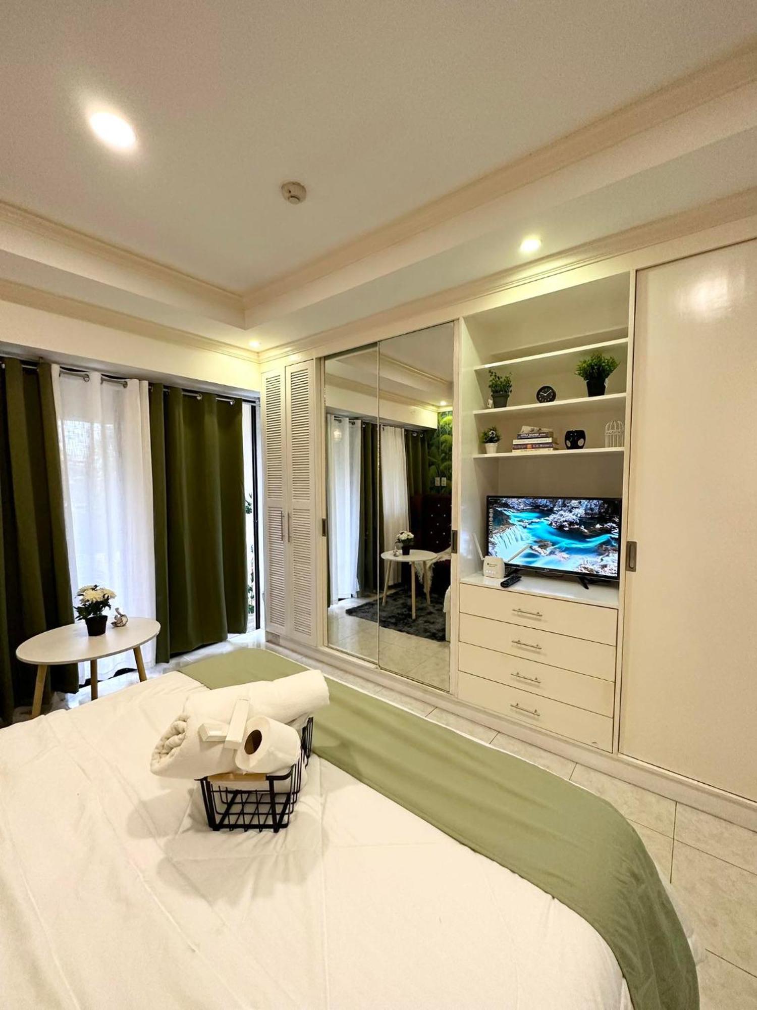 One Bedroom With Balcony By Christine Suites Ph In Greenbelt Radisson Makati City Dış mekan fotoğraf
