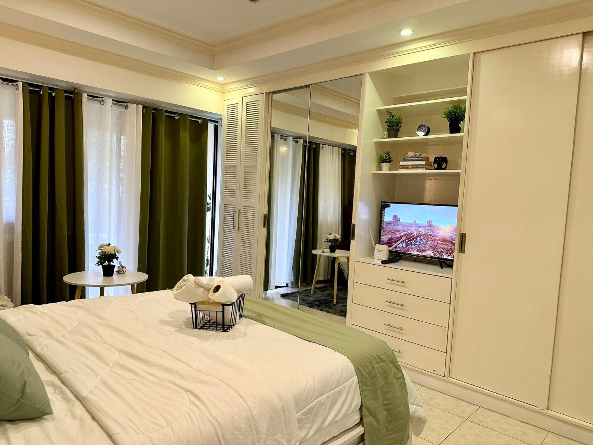 One Bedroom With Balcony By Christine Suites Ph In Greenbelt Radisson Makati City Dış mekan fotoğraf