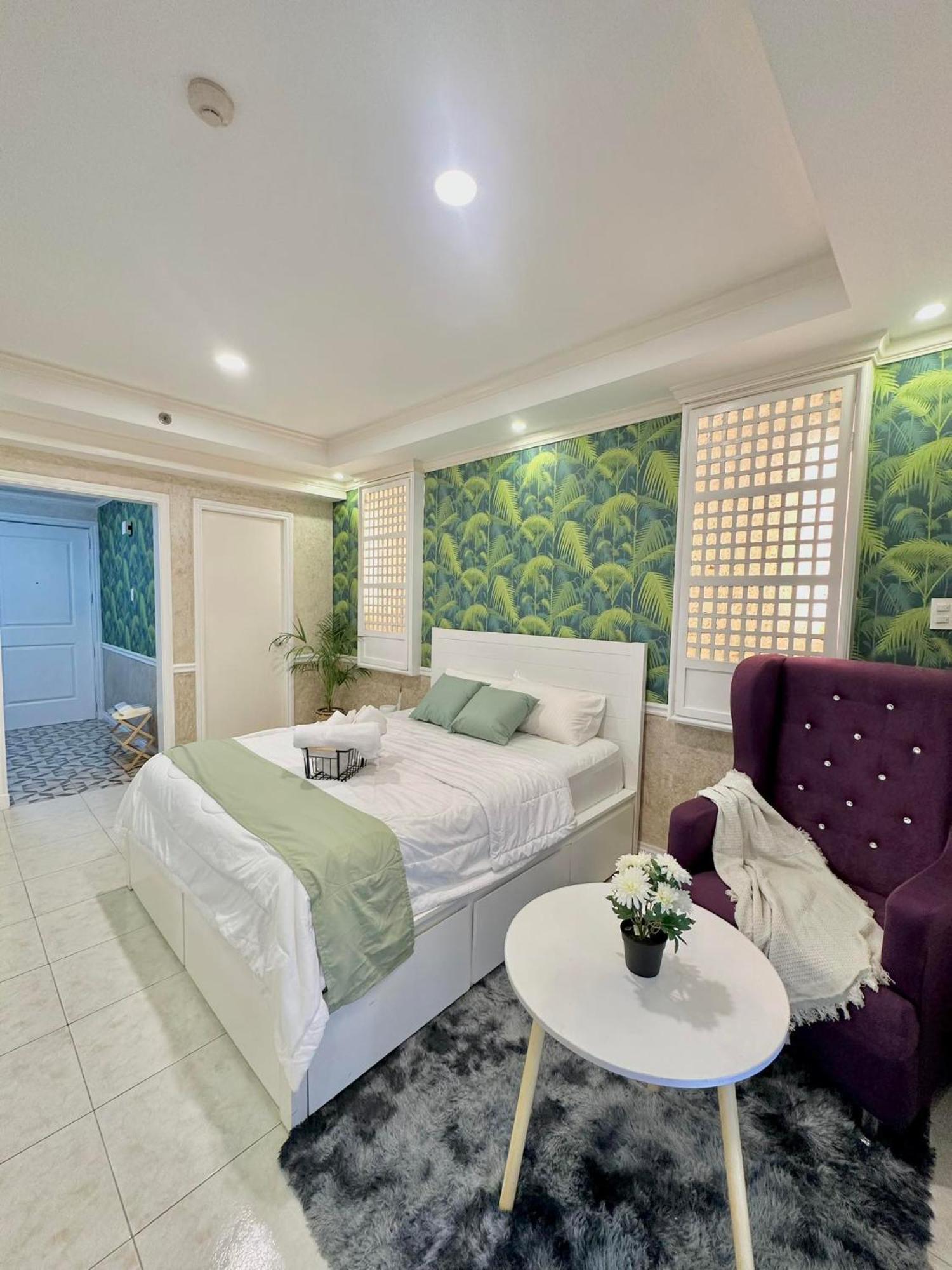 One Bedroom With Balcony By Christine Suites Ph In Greenbelt Radisson Makati City Dış mekan fotoğraf