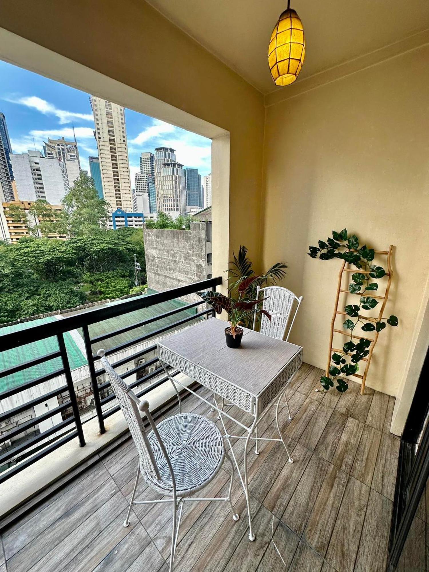 One Bedroom With Balcony By Christine Suites Ph In Greenbelt Radisson Makati City Dış mekan fotoğraf