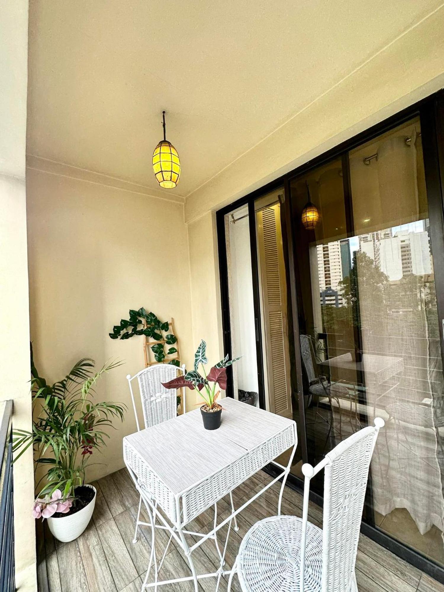 One Bedroom With Balcony By Christine Suites Ph In Greenbelt Radisson Makati City Dış mekan fotoğraf