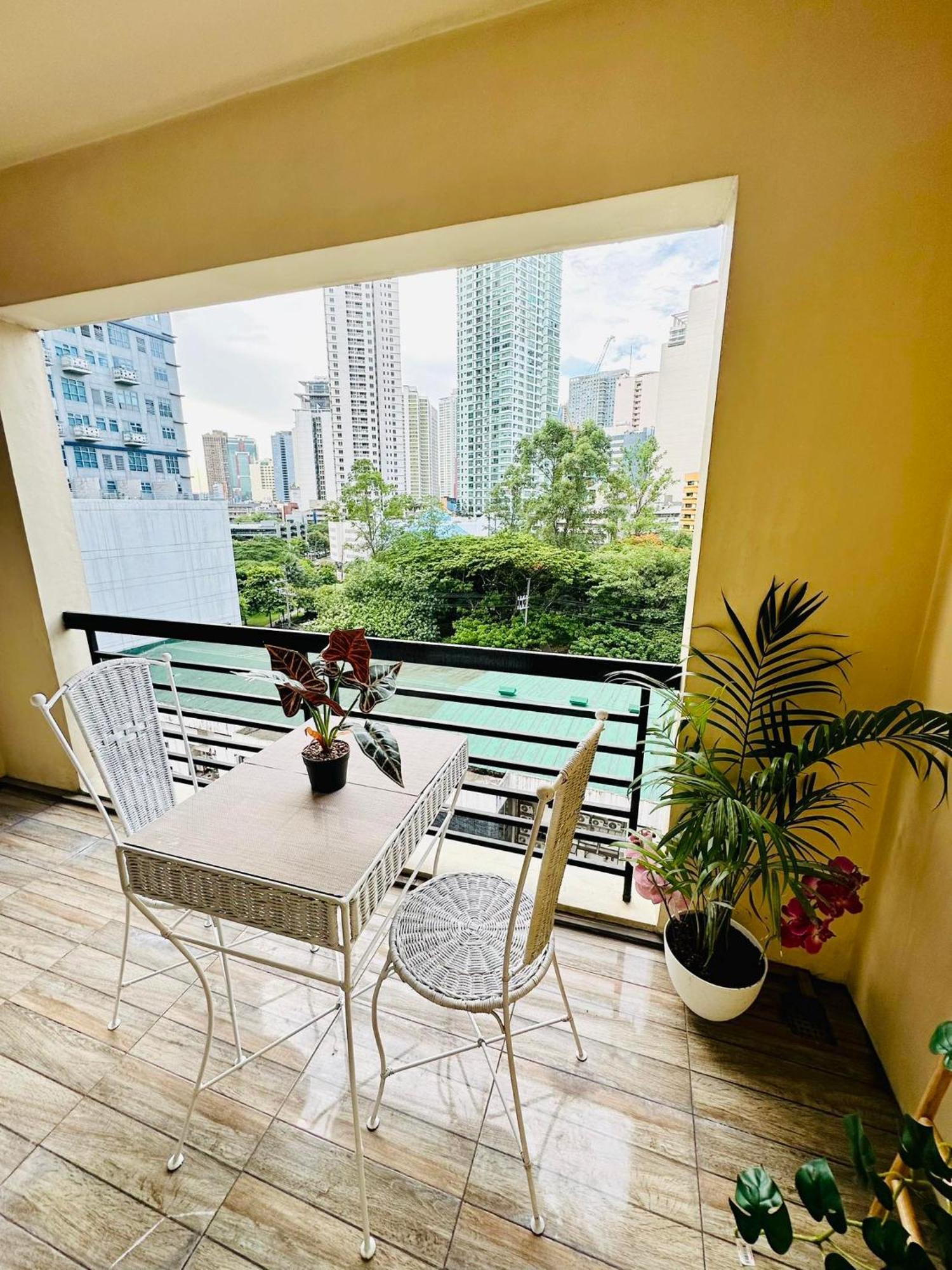 One Bedroom With Balcony By Christine Suites Ph In Greenbelt Radisson Makati City Dış mekan fotoğraf
