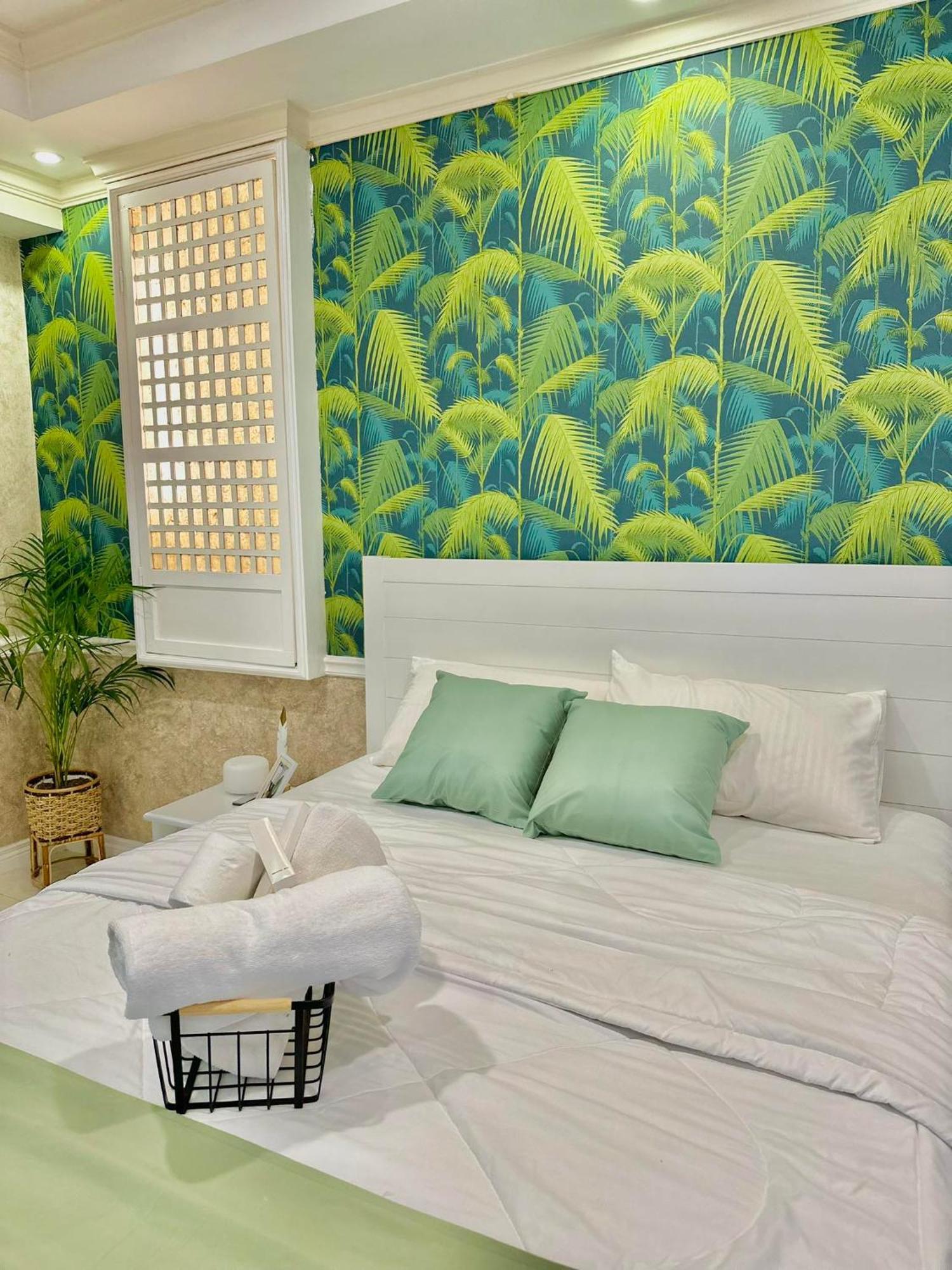 One Bedroom With Balcony By Christine Suites Ph In Greenbelt Radisson Makati City Dış mekan fotoğraf