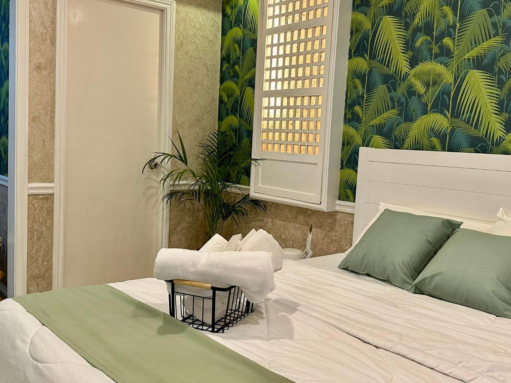 One Bedroom With Balcony By Christine Suites Ph In Greenbelt Radisson Makati City Dış mekan fotoğraf