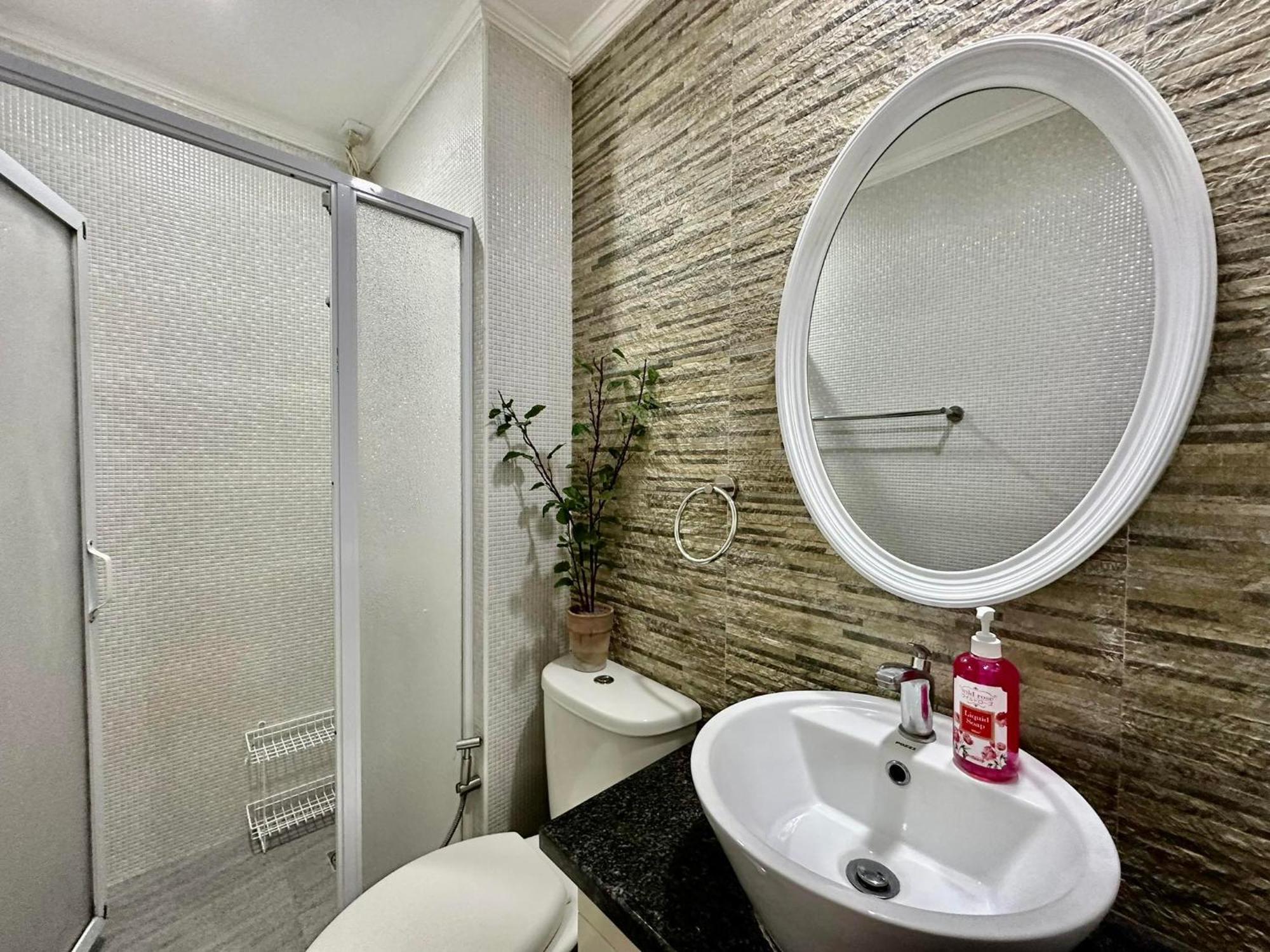 One Bedroom With Balcony By Christine Suites Ph In Greenbelt Radisson Makati City Dış mekan fotoğraf