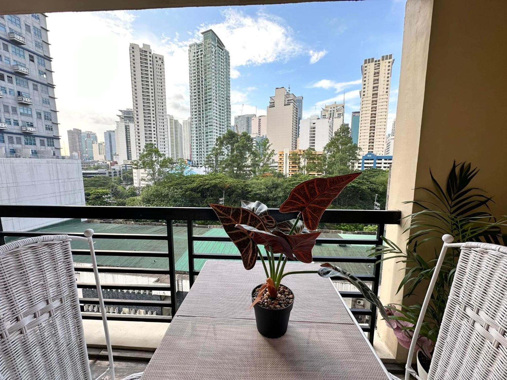 One Bedroom With Balcony By Christine Suites Ph In Greenbelt Radisson Makati City Dış mekan fotoğraf
