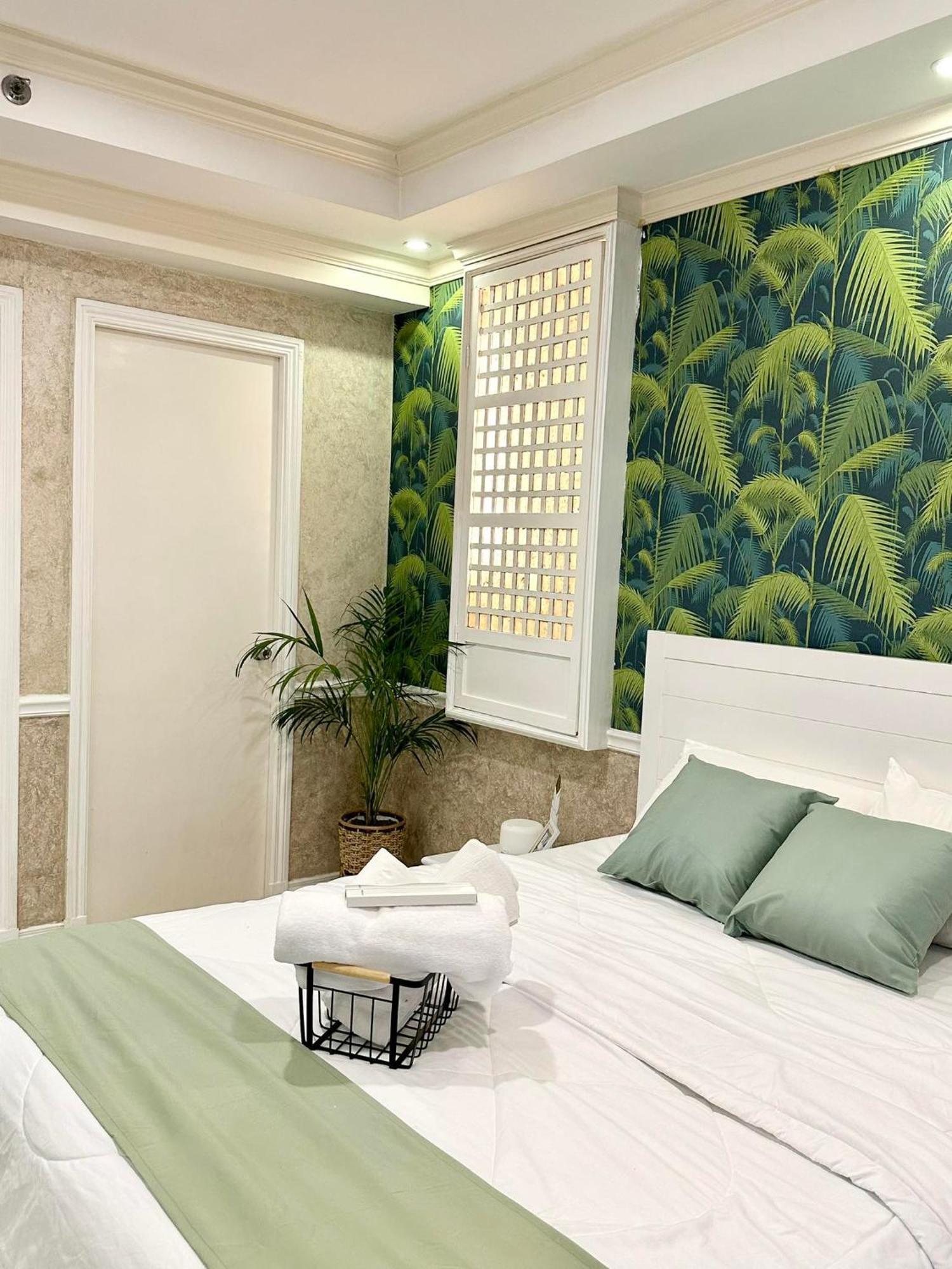One Bedroom With Balcony By Christine Suites Ph In Greenbelt Radisson Makati City Dış mekan fotoğraf