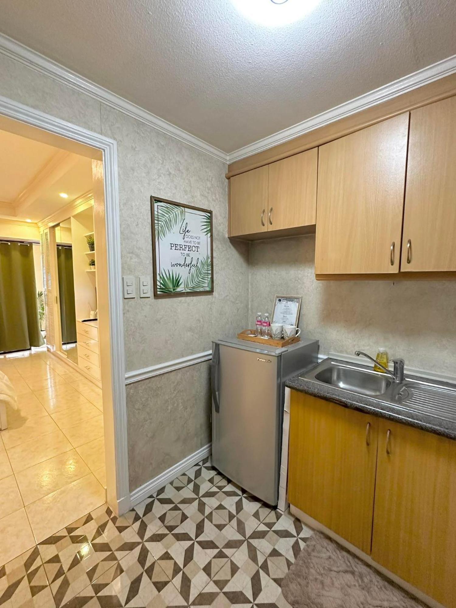 One Bedroom With Balcony By Christine Suites Ph In Greenbelt Radisson Makati City Dış mekan fotoğraf