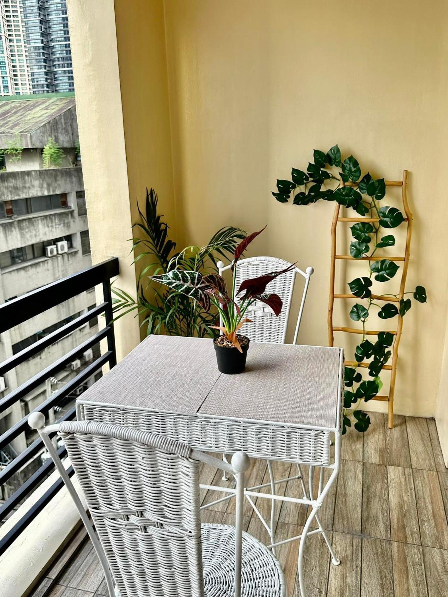 One Bedroom With Balcony By Christine Suites Ph In Greenbelt Radisson Makati City Dış mekan fotoğraf