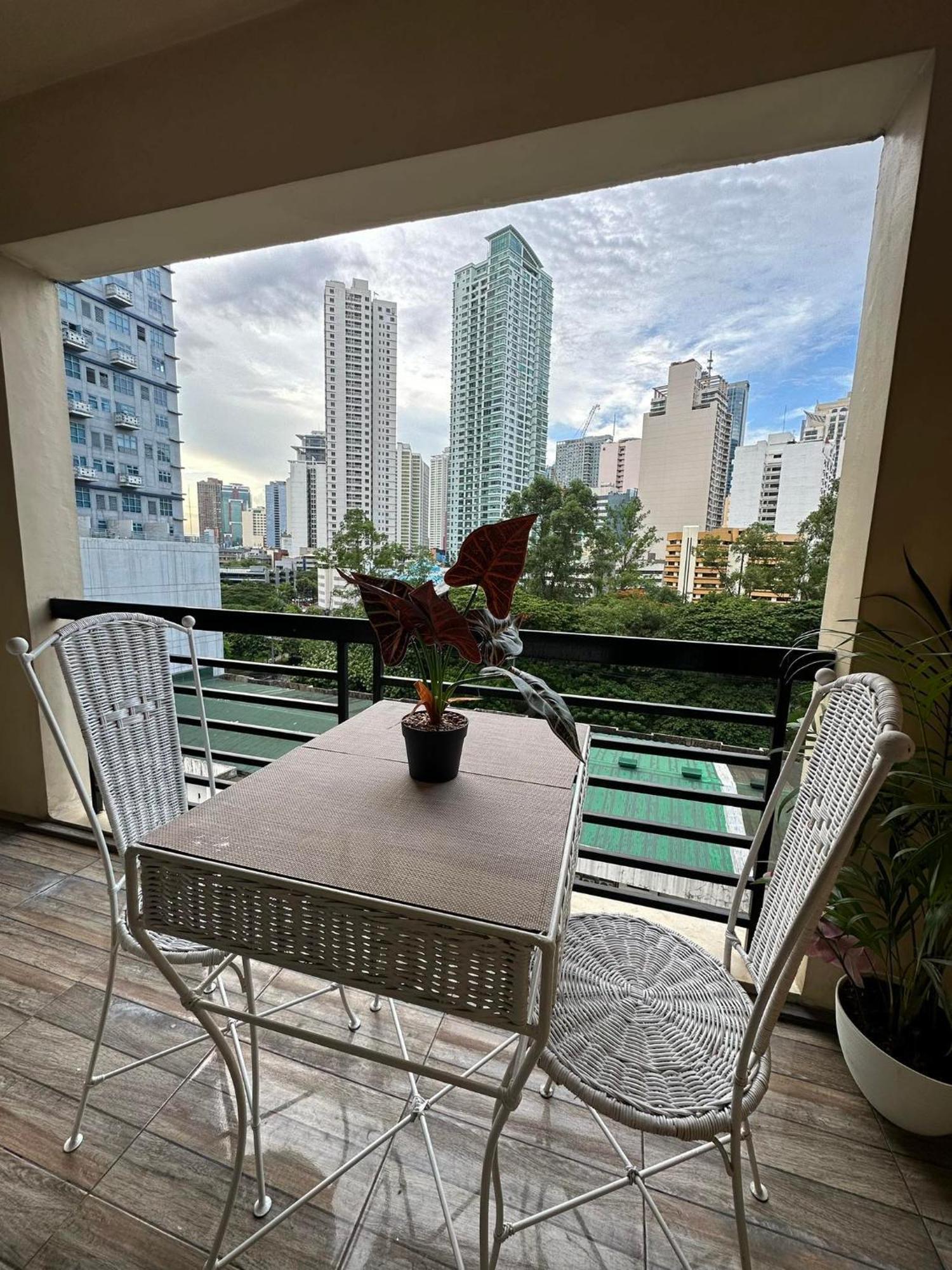 One Bedroom With Balcony By Christine Suites Ph In Greenbelt Radisson Makati City Dış mekan fotoğraf