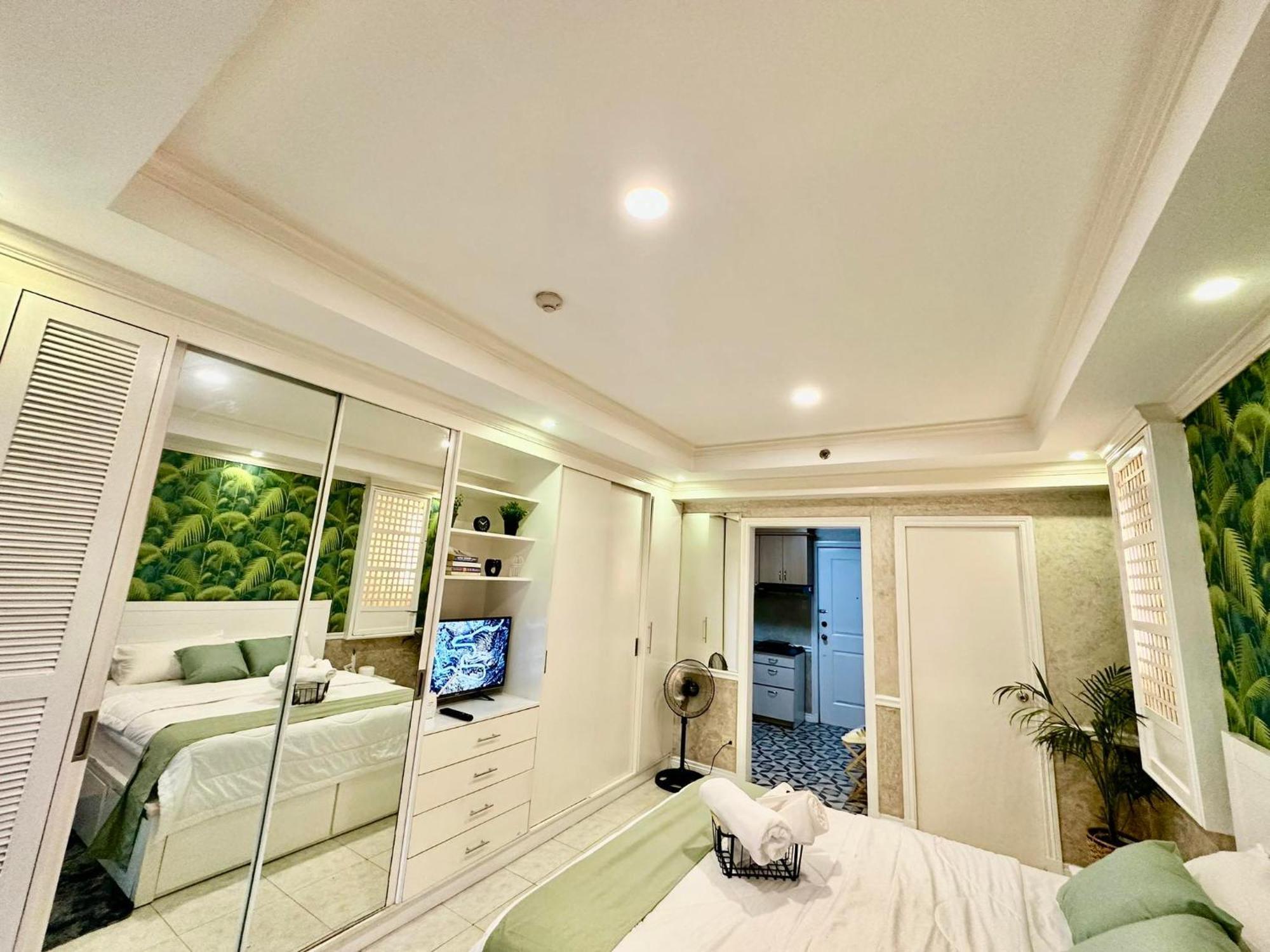 One Bedroom With Balcony By Christine Suites Ph In Greenbelt Radisson Makati City Dış mekan fotoğraf