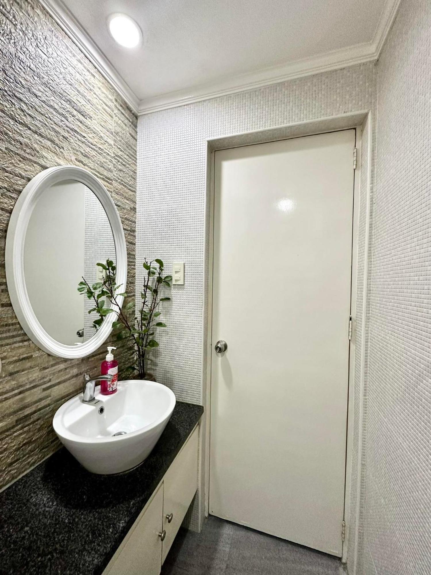 One Bedroom With Balcony By Christine Suites Ph In Greenbelt Radisson Makati City Dış mekan fotoğraf