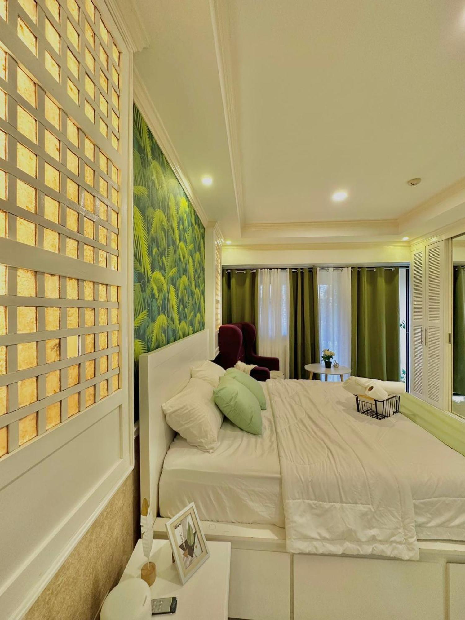 One Bedroom With Balcony By Christine Suites Ph In Greenbelt Radisson Makati City Dış mekan fotoğraf