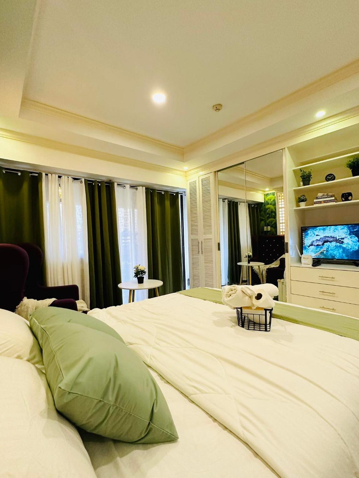 One Bedroom With Balcony By Christine Suites Ph In Greenbelt Radisson Makati City Dış mekan fotoğraf