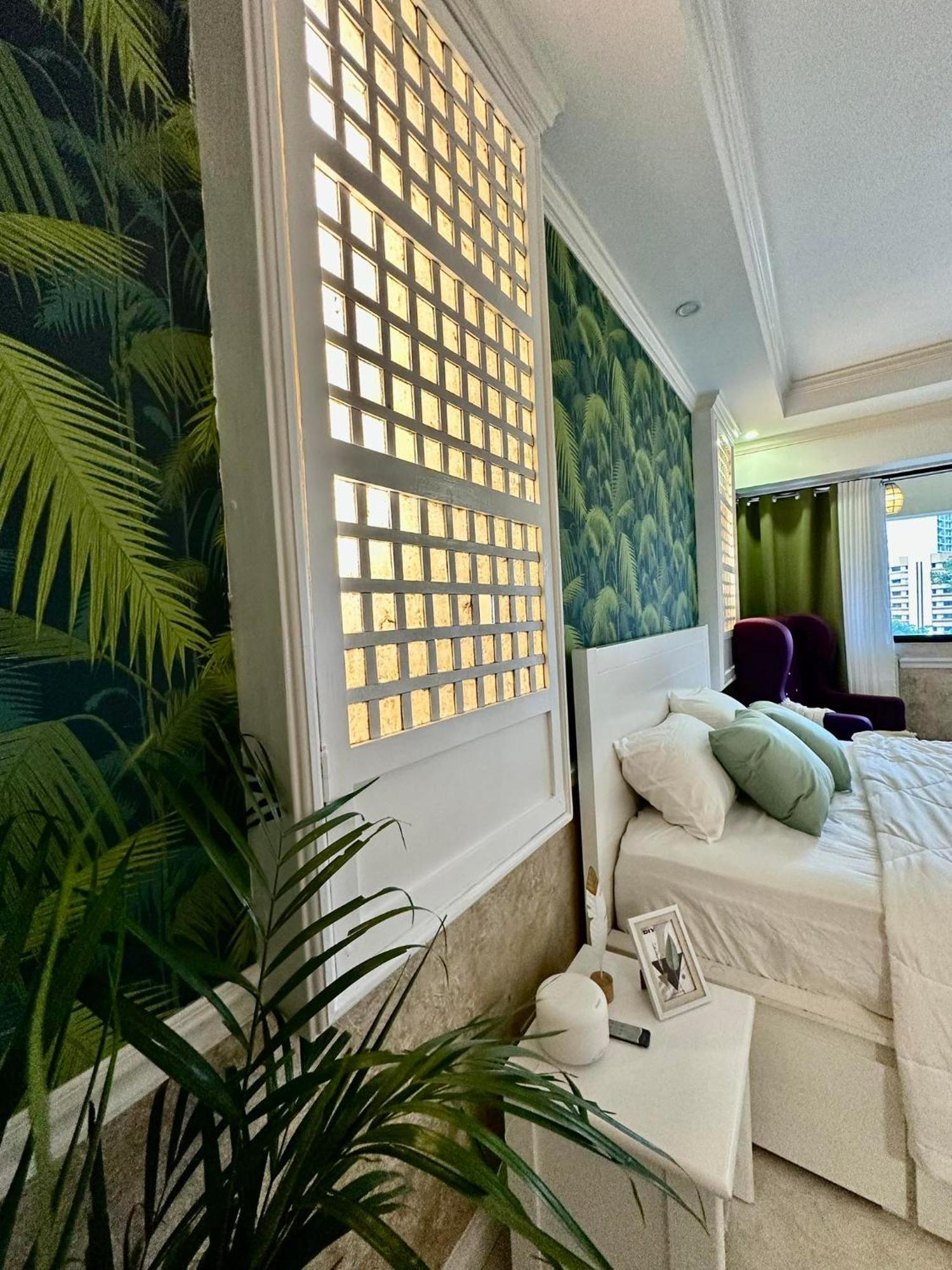 One Bedroom With Balcony By Christine Suites Ph In Greenbelt Radisson Makati City Dış mekan fotoğraf