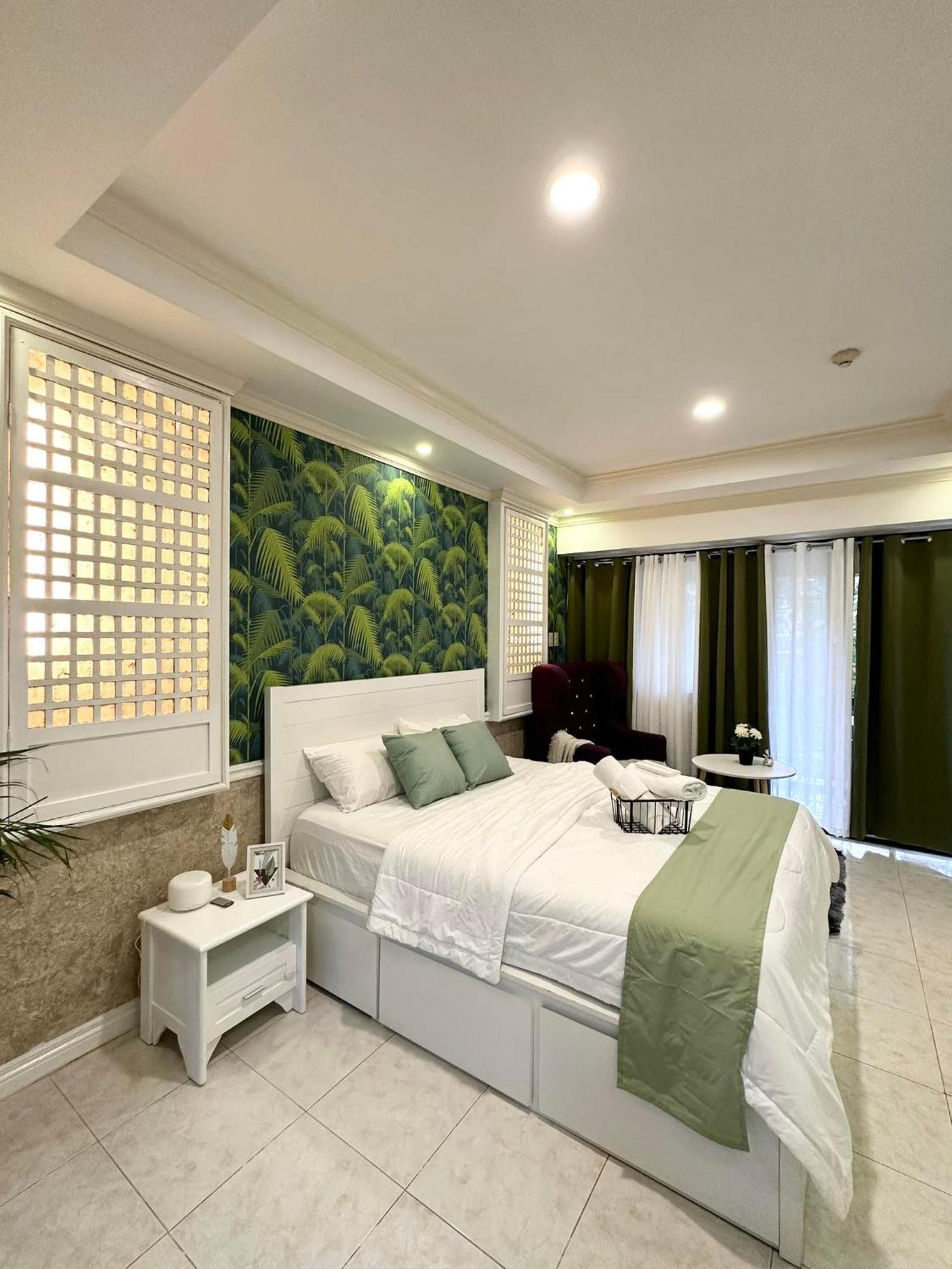 One Bedroom With Balcony By Christine Suites Ph In Greenbelt Radisson Makati City Dış mekan fotoğraf